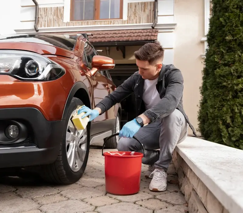 Lavage auto à domicile Usclas-d'Hérault : professionnel intervenant sur un véhicule